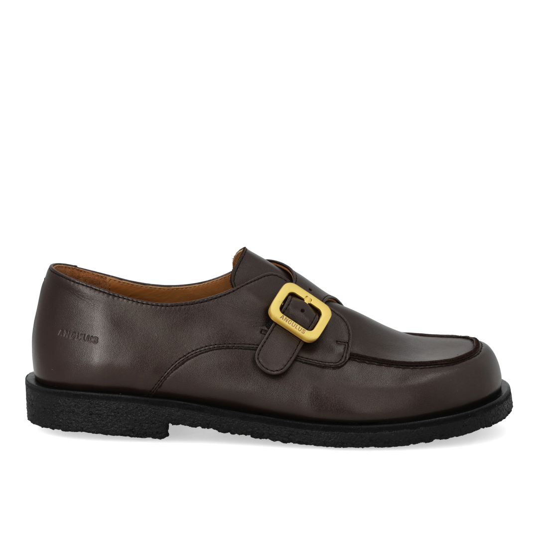 Schuhe mit Schnalle
