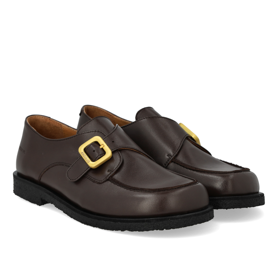 Schuhe mit Schnalle