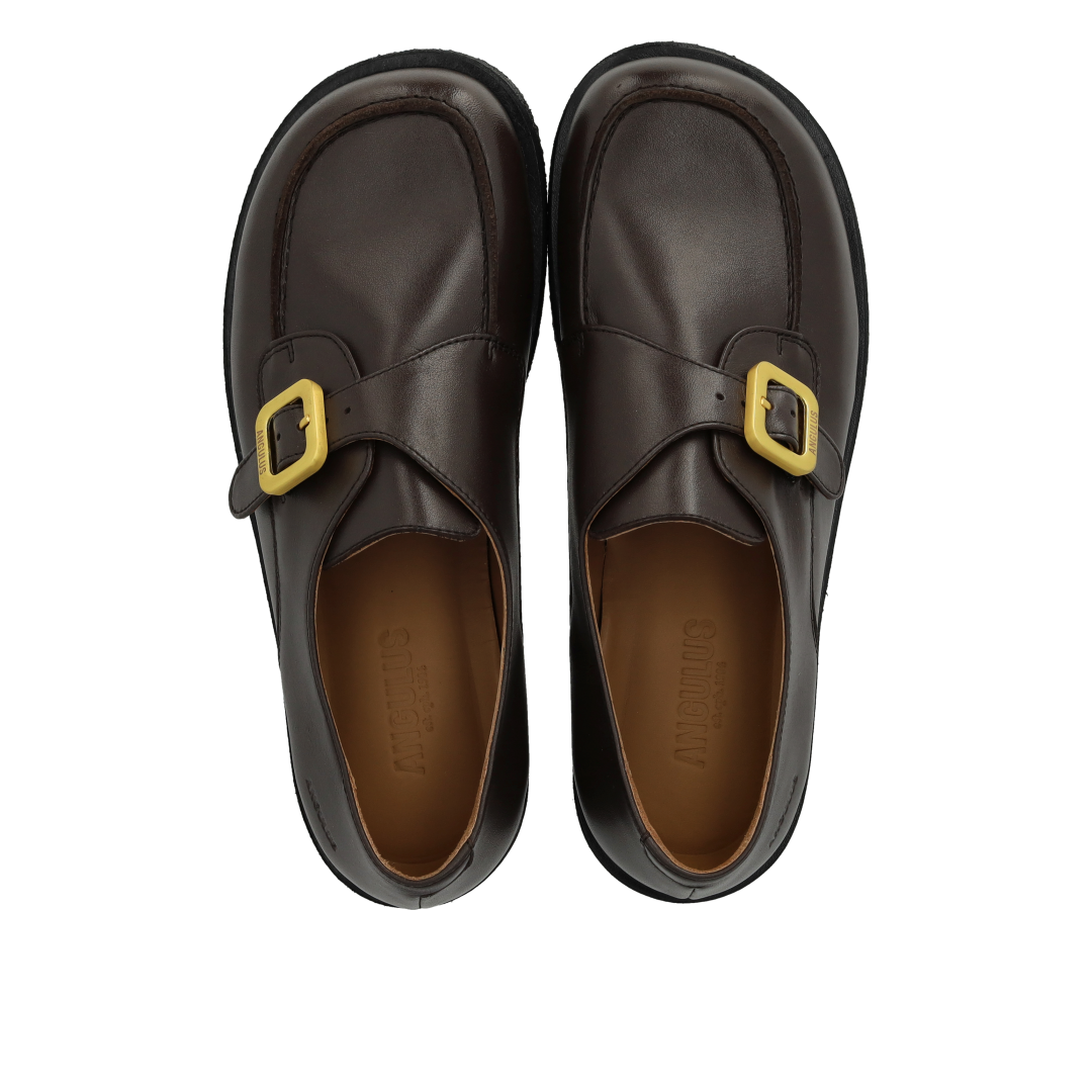Schuhe mit Schnalle